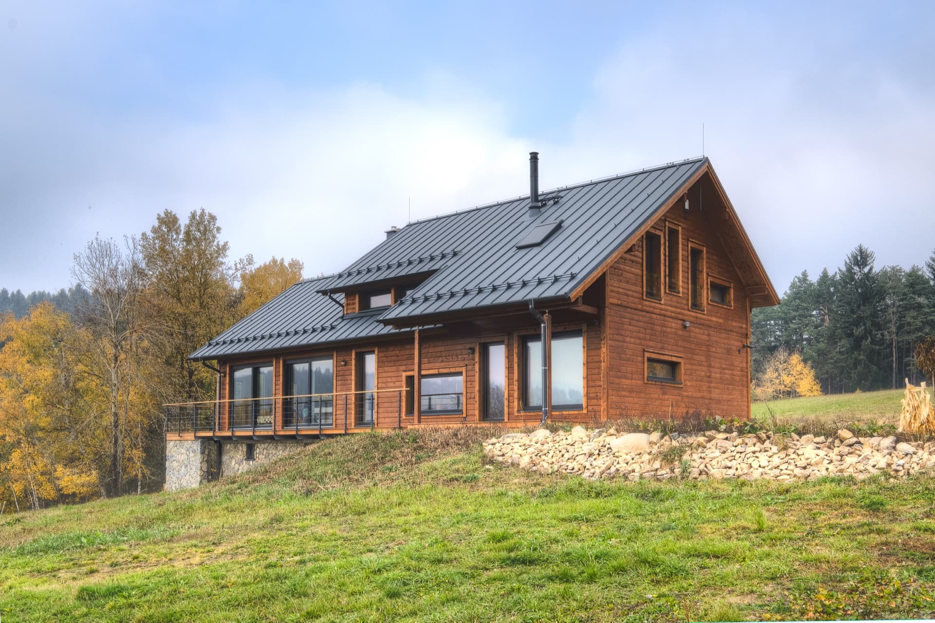 Dřevostavba na klíč v šumavské stráni od firmy KONTIO