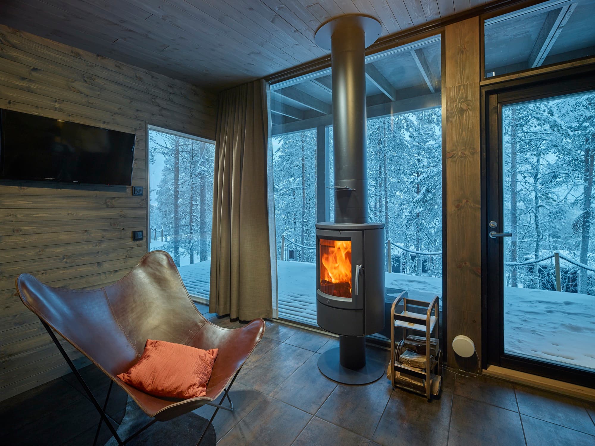 Netradiční hotel ze dřeva poblíž polárního kruhu