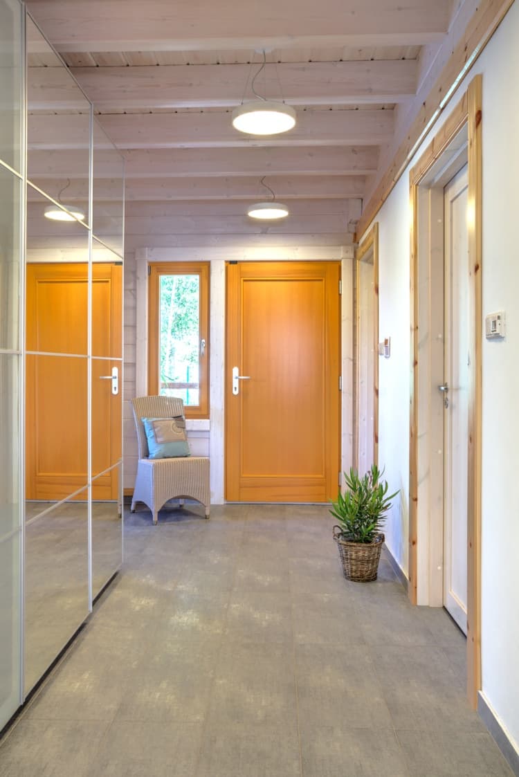 KONTIO log homes — entrance hall