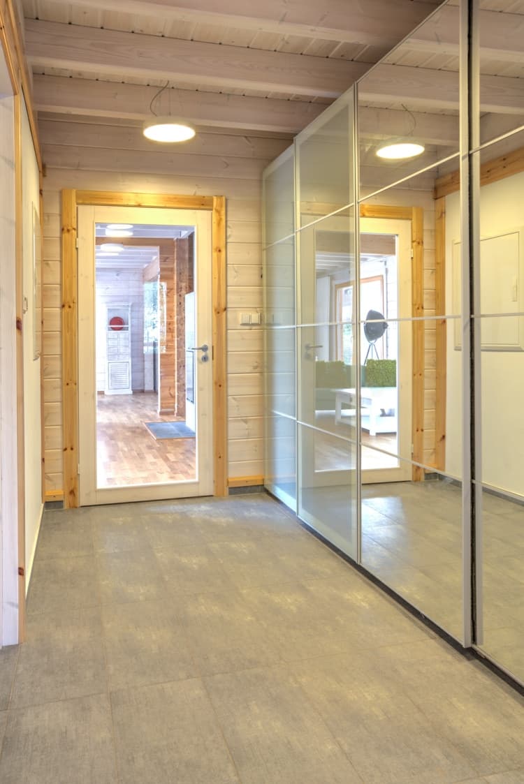 KONTIO log homes — entrance hall 2