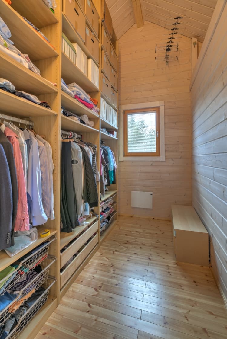 KONTIO log homes — walk-in wardrobe up to 4 m high