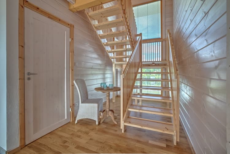 KONTIO log homes — self-supporting staircase