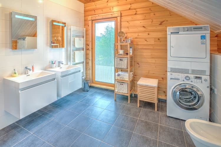 KONTIO log homes — loft bathroom 2