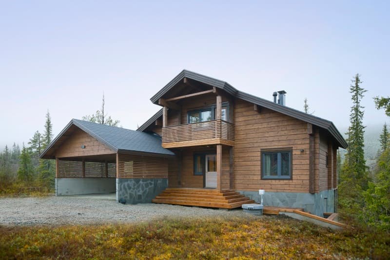 Kontio log home, garage parking