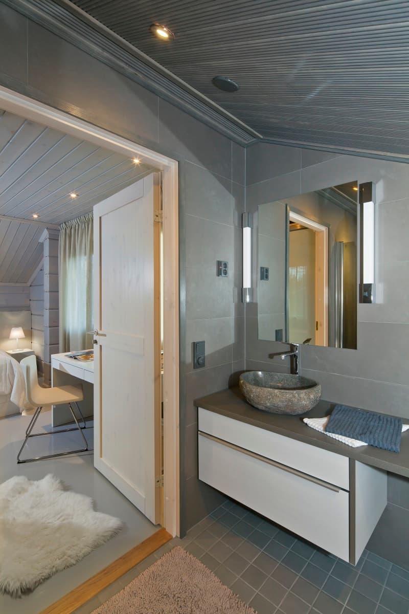 Luxury KONTIO log home, bathroom