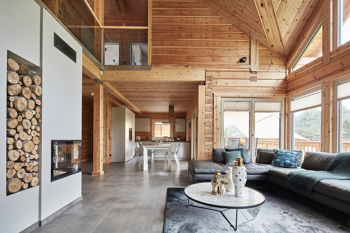 Living room with a gallery and open-plan kitchen in the Iso-Kajastus house