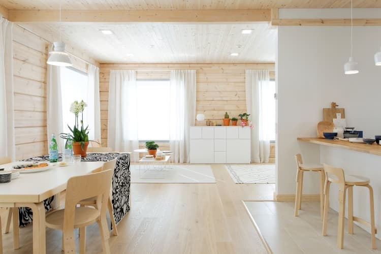 KONTIO log homes, Harunire, Artek table and chairs