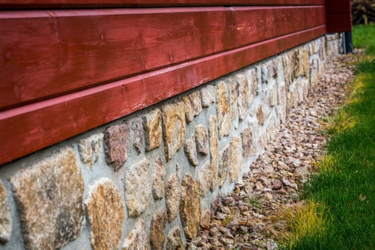 Kontio log home, stone-clad plinth