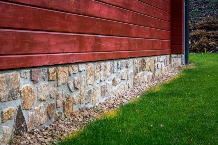Kontio log home, stone-clad plinth 2