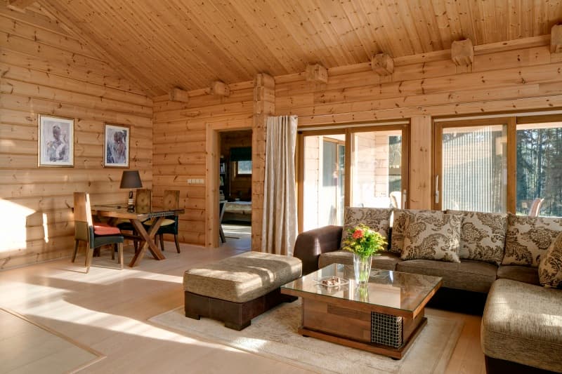 Kontio log home, living room