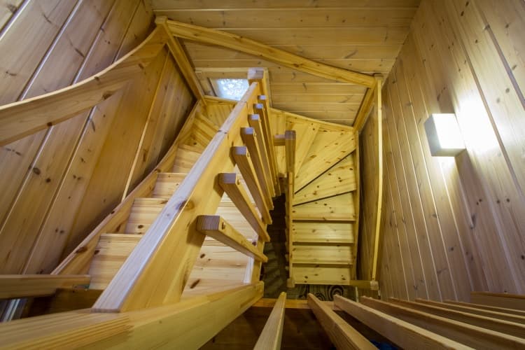 Kontio log home, self-supporting staircase