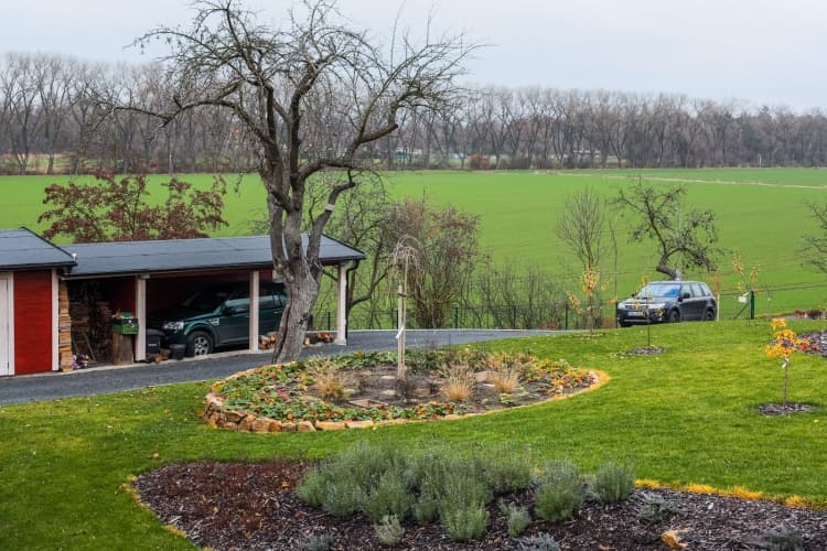 Kontio log home, garage parking