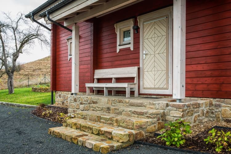 Kontio log home, entrance door
