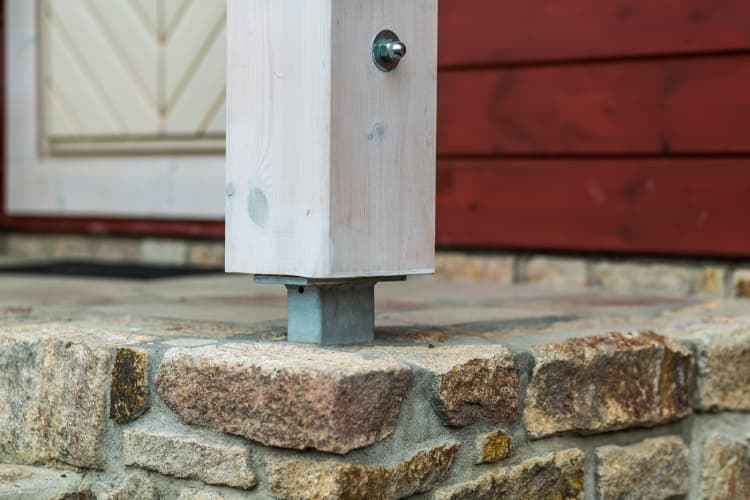 Kontio log home, threaded foot plate