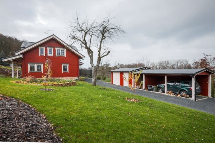 Kontio log home with garage parking