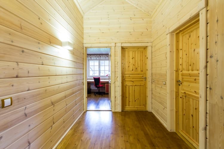 Kontio log home, first-floor hallway