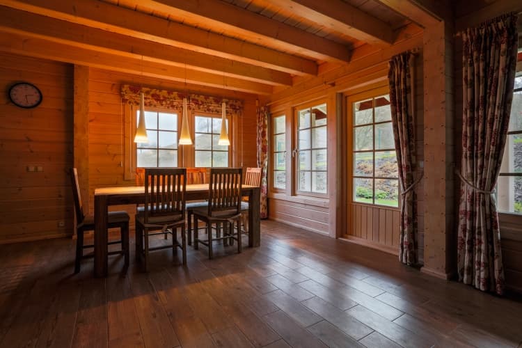 Kontio log home, dining room 2