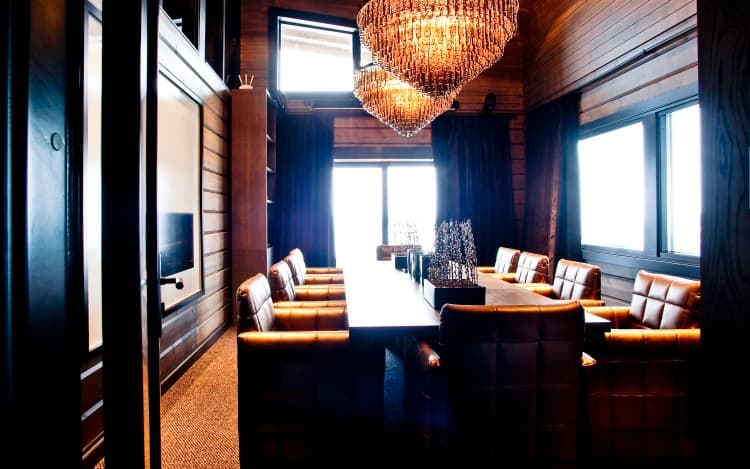 Luxury KONTIO log home — mountain ski house — conference room