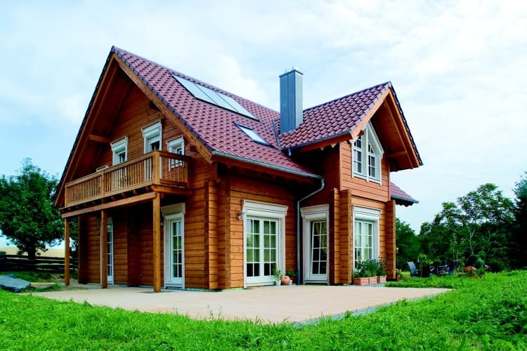 Dům KONTIO se solárními kolektory na střeše