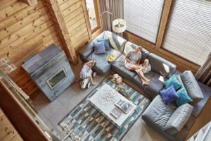 Dřevostavby Kontio River House obývací pokoj a katedrálový strop
