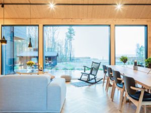 Dřevostavby Kontio SmartLog Oulunsalo obývací pokoj, jídelna