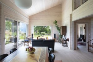 Dřevostavby Kontio SmartLog rodinný dům obývací pokoj