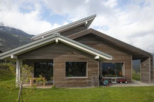 Dřevostavby Kontio rodinný dům SmartLog Švýcarsko Valais chodba