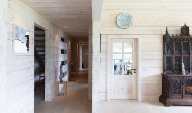 Dřevostavby Kontio rodinný dům SmartLog Švýcarsko Valais chodba