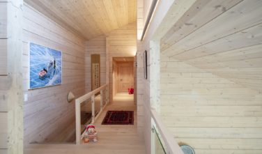 Dřevostavby Kontio rodinný dům SmartLog Švýcarsko Valais chodba, galerie