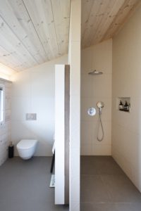 Dřevostavby Kontio rodinný dům SmartLog Švýcarsko Valais koupelna