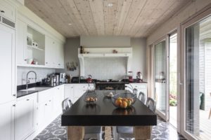 Dřevostavby Kontio rodinný dům SmartLog Švýcarsko Valais kuchyně