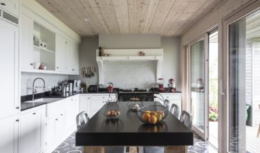 Dřevostavby Kontio rodinný dům SmartLog Švýcarsko Valais kuchyně