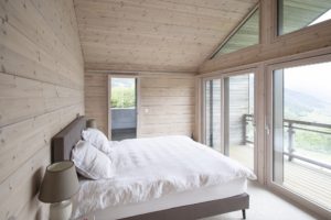Dřevostavby Kontio rodinný dům SmartLog Švýcarsko Valais ložnice