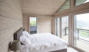 Dřevostavby Kontio rodinný dům SmartLog Švýcarsko Valais ložnice