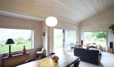 Dřevostavby Kontio rodinný dům SmartLog Švýcarsko Valais obývací pokoj, jídelna