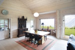 Dřevostavby Kontio rodinný dům SmartLog Švýcarsko Valais obývací pokoj, jídelna