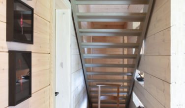 Dřevostavby Kontio rodinný dům SmartLog Švýcarsko Valais schodiště