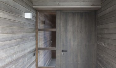 Dřevostavby Kontio rodinný dům SmartLog Švýcarsko Valais vstup