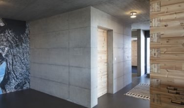 Dřevostavby KONTIO rodinný dům ve Valais betonové prvky - interiér