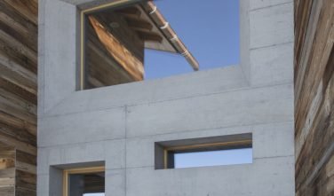 Dřevostavby KONTIO rodinný dům ve Valais betonový předěl