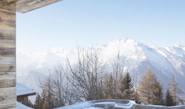 Dřevostavby KONTIO rodinný dům ve Valais výhled z vířivky
