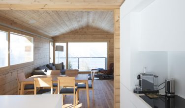 Dřevostavby KONTIO rodinný dům ve Valais jídelna