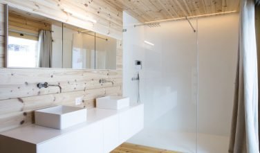 Dřevostavby KONTIO rodinný dům ve Valais koupelna