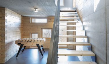 Dřevostavby KONTIO rodinný dům ve Valais schodiště v interiéru