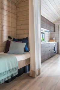 Dřevostavby KONTIO hoská chata v Norsku - lůžko pro hosty a kuchyně