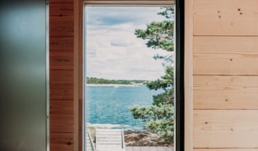 Dřevostavby KONTIO - Projekt Ö - moderní vila na ostrově - výhled z koupelny