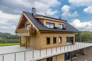 Dřevostavby KONTIO – moderní podsklepený dům – pohled na terasu