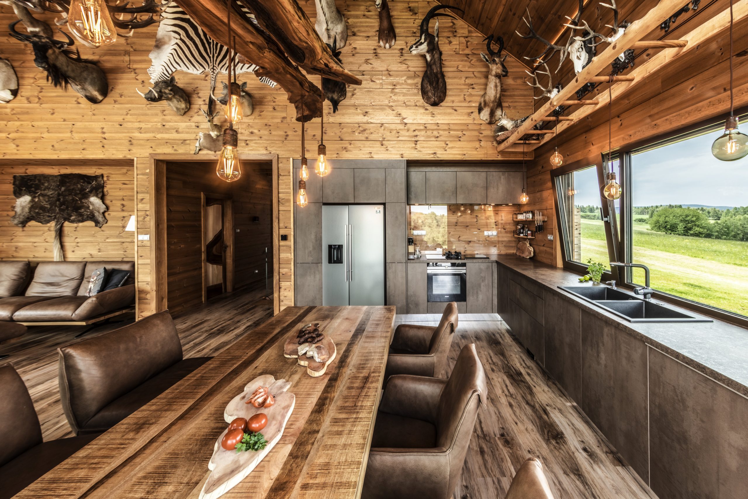 Dřevostavby KONTIO – moderní podsklepený dům  – interiér - kuchyně s jídelním koutem
