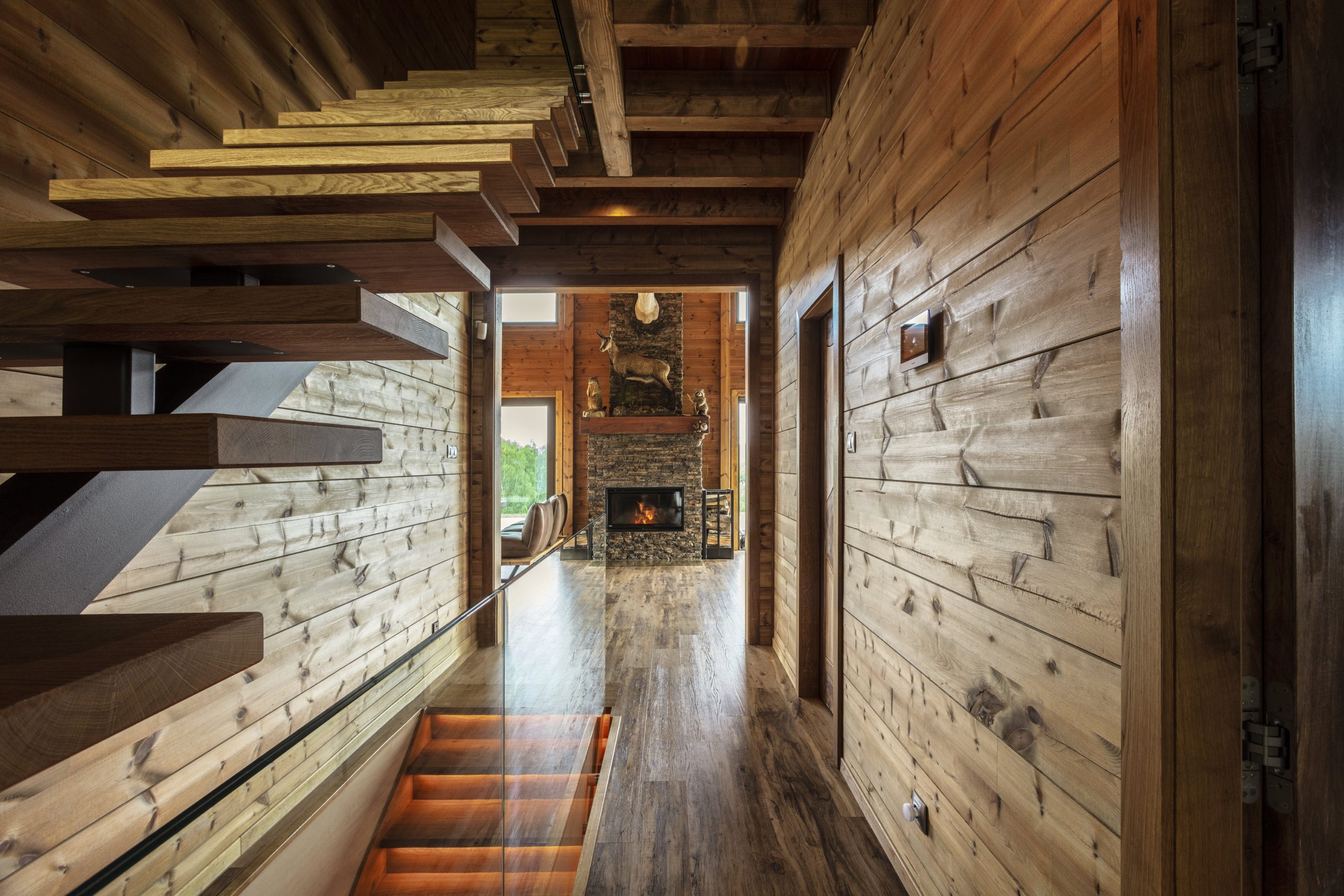 Dřevostavby KONTIO – moderní podsklepený dům – interiér - chodba se schodištěm