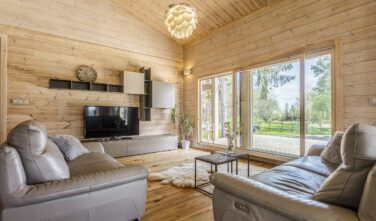 Dřevostavby KONTIO – srub Bella - obývací pokoj s výhledem